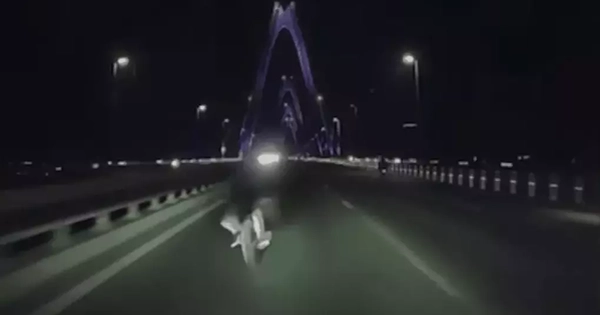 Hà Nội: Đi xe đạp ngược chiều trên cầu Nhật Tân vào ban đêm, người đàn ông tử vong do va chạm với ô tô