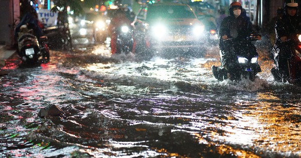 TP.HCM: Mưa trắng trời giờ tan tầm, người dân vật lộn dắt xe tìm chỗ sửa, vội vã chắn cửa nhà