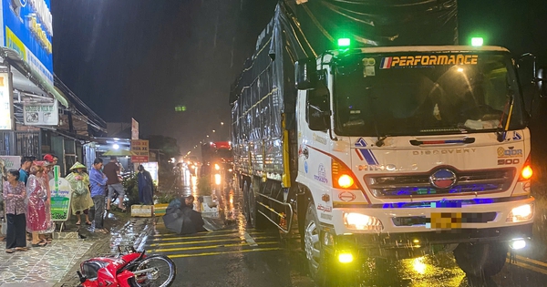 Xe tải va chạm xe máy, cô giáo tử vong tại chỗ