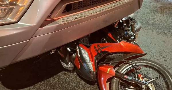 Xe tải cuốn xe máy vào gầm sau va chạm trên quốc lộ 1A, một người tử vong tại chỗ