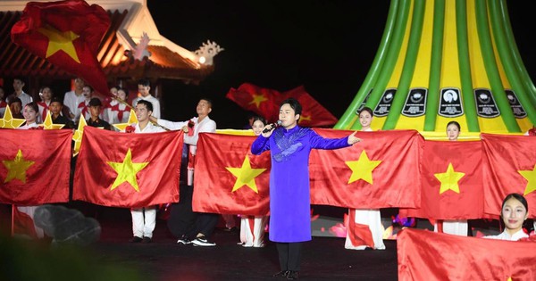 “Lời tri ân – Dòng sông hoa lửa”: Đêm nghệ thuật tái hiện huyền thoại bến phà Long Đại