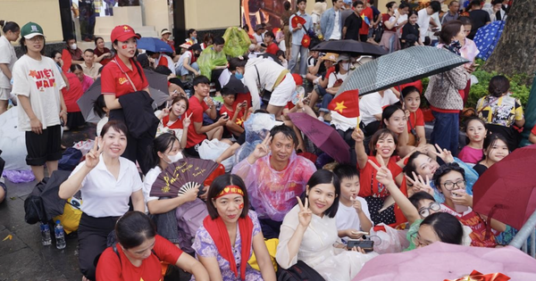 Người TP.HCM thuê khách sạn 3 triệu/đêm nhưng xuống vỉa hè trải bạt ngủ để chờ xem diễu binh 2/9: "Muốn hòa vào không khí đặc biệt này!"