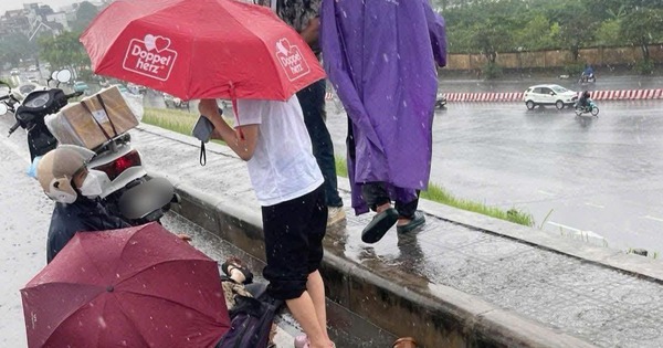 Cô gái ở Hà Nội nghi bị sét đánh tử vong trong cơn mưa giông: Mũ bảo hiểm cháy xém, vỡ đôi