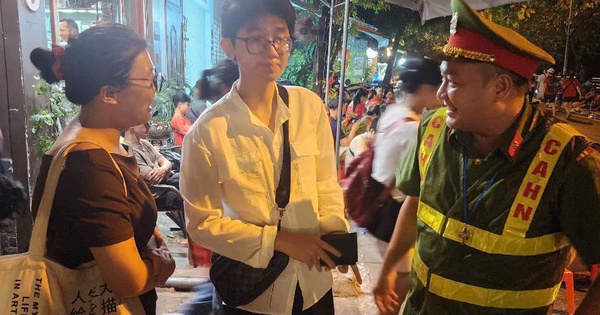 Nam thanh niên nhận lại toàn bộ giấy tờ đánh rơi trong đêm chờ xem diễu binh A80