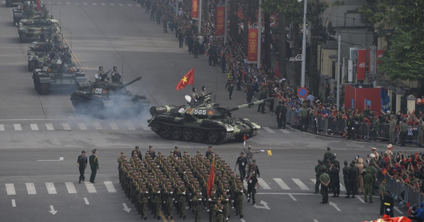 Tuyệt đối điện ảnh: Dàn khí tài và xe tăng uy lực phô diễn sức mạnh quân đội giữa lòng Thủ đô sáng 2/9