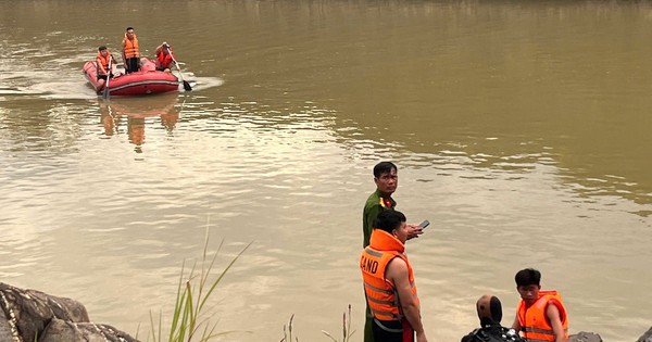 Tìm kiếm 3 thanh thiếu niên mất tích dưới hồ Cá Sấu