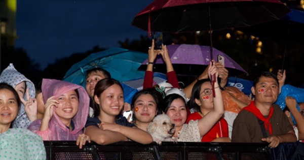 Người dân TP.HCM "đội mưa" chờ xem pháo hoa mừng Quốc khánh 2/9