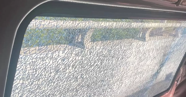 Nhiều ô tô bị "vật thể lạ" làm rạn vỡ kính trên cao tốc Hạ Long - Hải Phòng