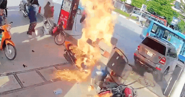 Kinh hoàng khoảnh khắc xe con húc đổ trụ xăng, nhân viên cây xăng suýt bị thương giữa biển lửa