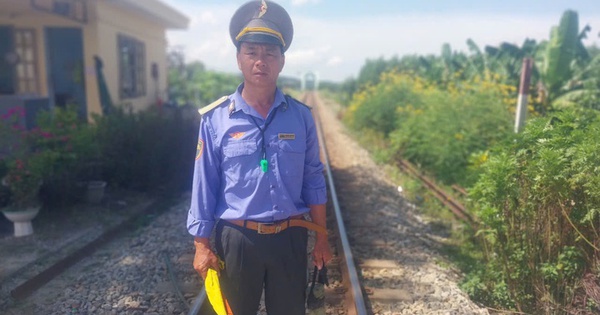 Nhân viên đường sắt lao mình cứu người trước mũi tàu hoả