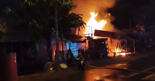 TPHCM: Cháy lớn tại chợ Xuân Thới Sơn, nhiều ki-ốt bị thiêu rụi