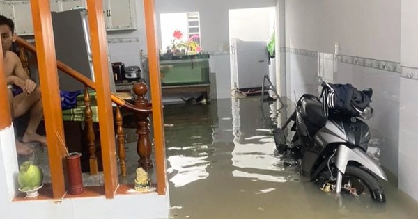 Đồng Nai nhiều nơi ngập nặng sau mưa lớn, xe ô tô lật ngang