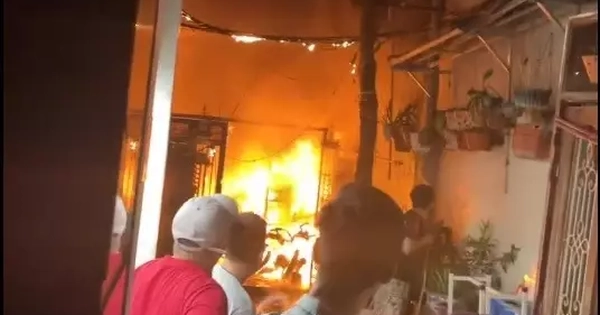 Hà Nội: Lửa bao trùm ngôi nhà trong ngõ ở phố Lạc Long Quân