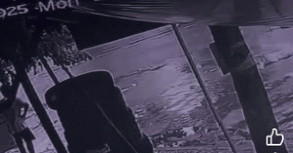 Người đàn ông đứng trên vỉa hè bất ngờ lao vào gầm container, tử vong tại chỗ: Khoảnh khắc ám ảnh