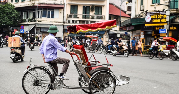 Hai tài xế xích lô bị tố "chặt chém" du khách nước ngoài