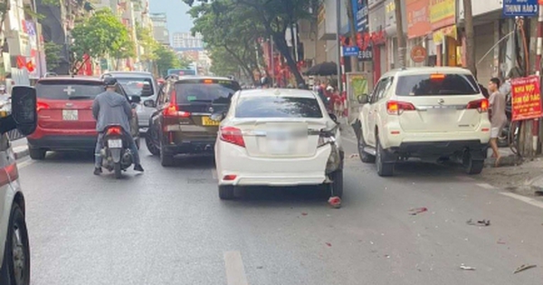 Ô tô tông liên hoàn vào nhiều phương tiện trên phố Hà Nội, 4 người bị thương