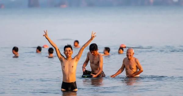 Nhiều người tắm biển Bãi Cháy bất chấp bão Ragasa sắp đổ bộ