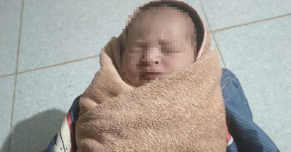 Bé gái sơ sinh bị bỏ rơi sau vườn nhà dân