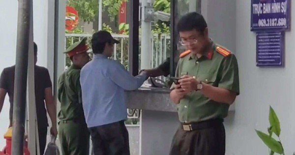 Ca sĩ Khánh Phương đeo khẩu trang và đội nón đến Công an TPHCM làm việc