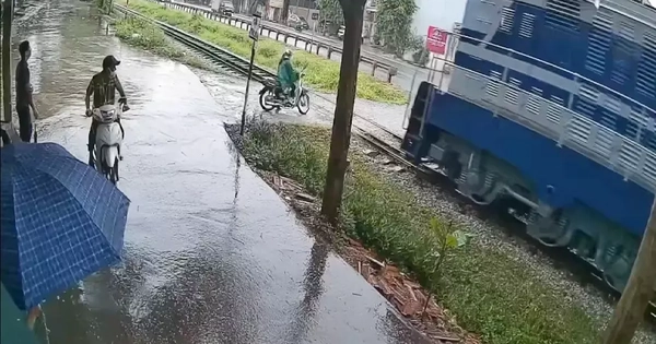 CLIP: Thót tim cảnh người phụ nữ đi xe máy va chạm với tàu hỏa ở Bắc Ninh