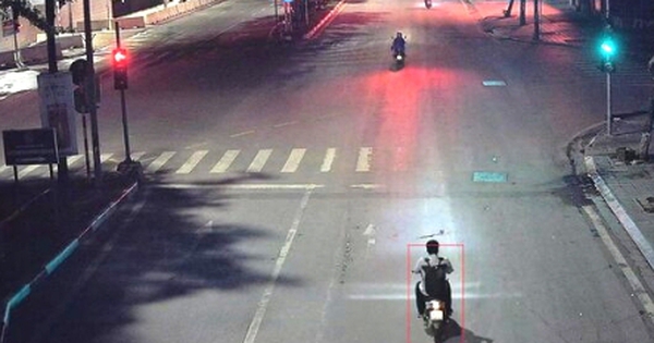 Trong 24 giờ, camera AI phát hiện hơn 500 tài xế không đội mũ bảo hiểm trên một con phố Hà Nội