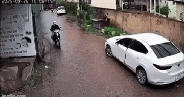 Nữ tài xế mở cửa cẩu thả, người đi xe máy bị hất văng, ngã ra đường: Clip "hot" trên MXH
