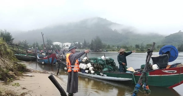 Huế, Đà Nẵng di dời dân tránh bão số 10; người dân Lý Sơn vội vã di chuyển lồng bè
