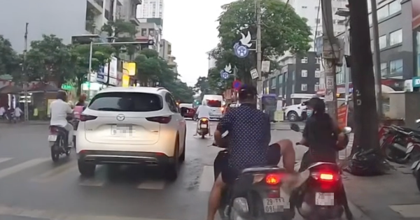 Không đội mũ bảo hiểm còn húc xe, dọa đạp phụ nữ