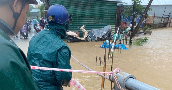 Lội nước ra bến xe về quê, chồng bất lực nhìn vợ bị nước cuốn mất tích