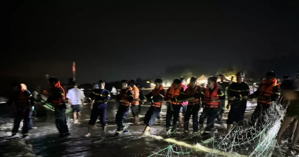 Nam sinh lớp 7 mất tích khi tắm biển trước giờ bão số 10 đổ bộ