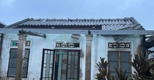 Bão Bualoi chưa đổ bộ, lốc xoáy đã cuốn bay hơn 70 mái nhà ở Huế