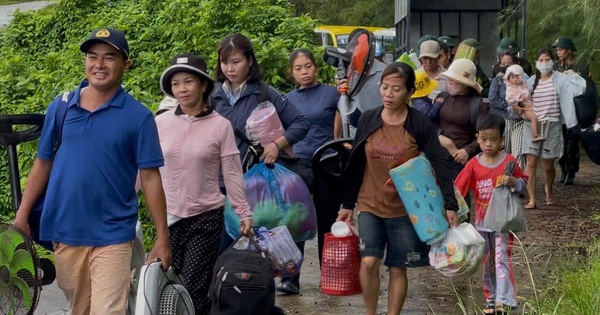 Người dân đặc khu Cồn Cỏ tay xách, nách mang xuống hầm tránh bão số 10 Bualoi