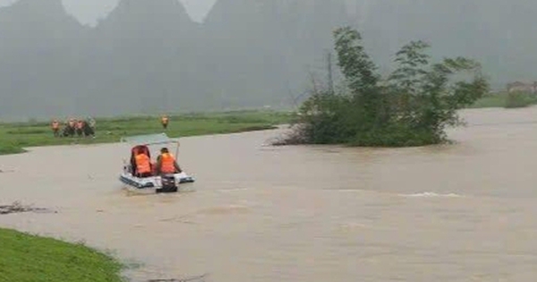 Cùng mẹ đưa trâu đi tránh lũ, nam sinh 16 tuổi bị lũ cuốn mất tích