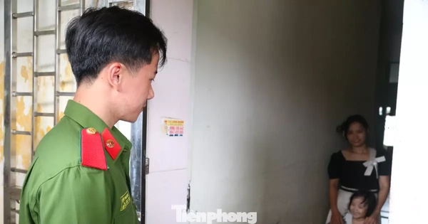 Chung cư 50 năm tuổi xuống cấp, công an gõ cửa từng nhà sơ tán dân tránh bão