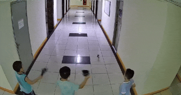 Tranh cãi vụ cháu bé ở Hà Nội ném dép trúng van nước chung cư khiến 4 thang máy lênh láng, hư hỏng
