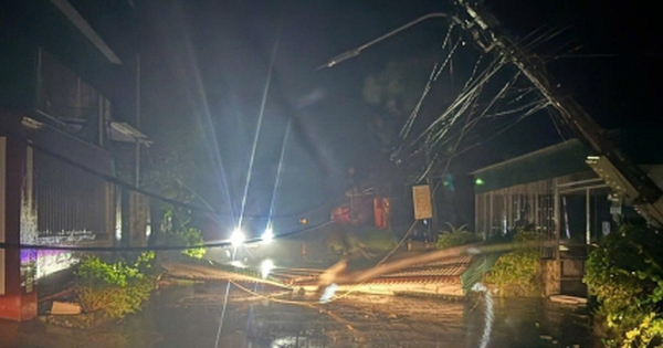 Cột điện gãy la liệt, mái tôn bay tứ tán, Hà Tĩnh - Quảng Trị ngổn ngang sau bão