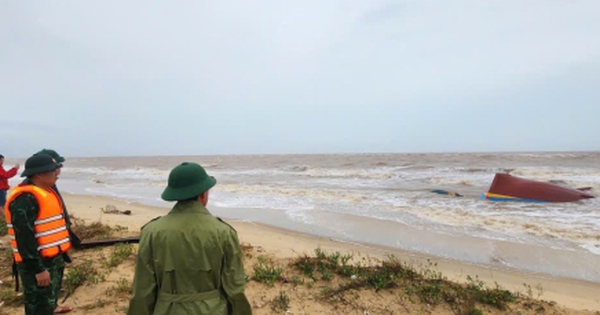 Hai tàu cá đứt neo bị bão cuốn trôi, 9 người mất tích: Phát hiện 1 tàu bị lật úp