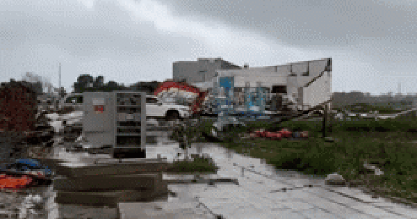 Xót xa hình ảnh nhiều tỉnh miền Trung tan hoang sau bão: Nhà cửa tốc mái, đổ nát, bệnh viện và chung cư hư hại nghiêm trọng