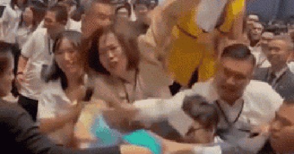 Vụ chen lấn giành giật phiếu đặt cọc mua căn hộ tại TPHCM: Thông tin bất ngờ từ chủ đầu tư