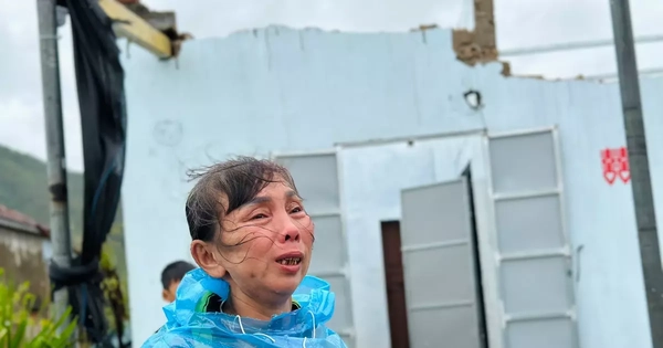 Hai trận bão trong 1 tháng, người dân Hà Tĩnh kiệt quệ, khóc nghẹn giữa căn nhà đổ nát