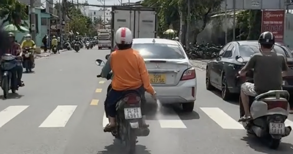 Cảnh sát đang xác minh video người phụ nữ rải "bột lạ" xuống đường ở TP HCM