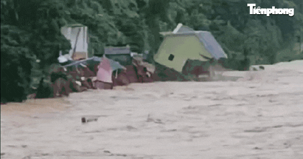 Một xã ở Nghệ An bị cô lập hoàn toàn, nước lũ cuốn sập 7 căn nhà và 1 cầu