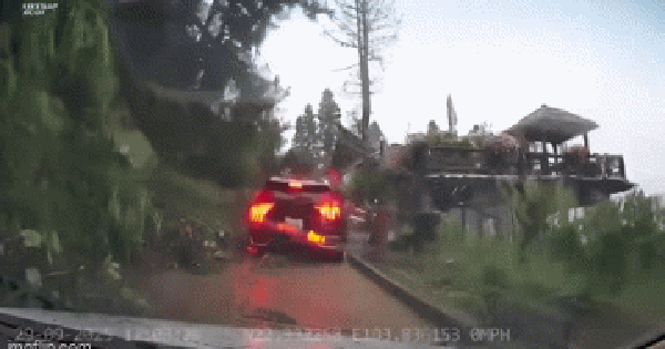 Clip 29 giây lạnh sống lưng: Sạt lở ở Sa Pa, đất đá hất văng ô tô xuống triền núi