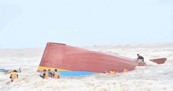 Trục vớt tàu cá gặp nạn ở Quảng Trị để tìm kiếm 9 thuyền viên mất tích