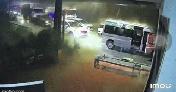 Tiếng động chát chúa, đất đá ầm ầm sạt lở vùi ô tô ở đèo Ô Quy Hồ, người dân và du khách hoảng loạn tháo chạy