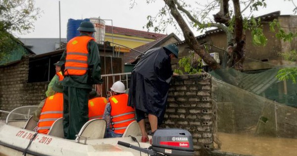 Vượt lũ sông Lam tiếp tế hơn 5.000 người dân bị cô lập sau bão số 10 tại Nghệ An