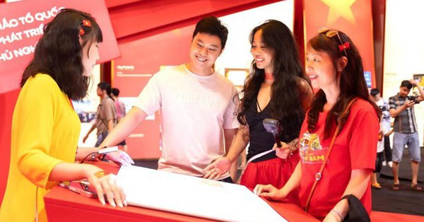 Gen Z nô nức check-in tại triển lãm “95 năm Cờ Đảng soi đường”: Khi lịch sử “chạm” tới trái tim người trẻ