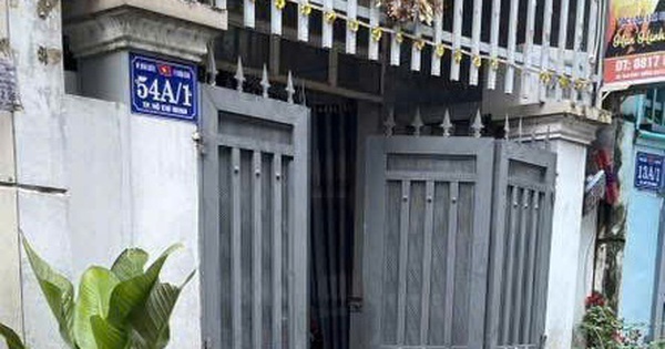 Điều tra vụ người phụ nữ nằm thoi thóp trước nhà với vết máu ở cổ