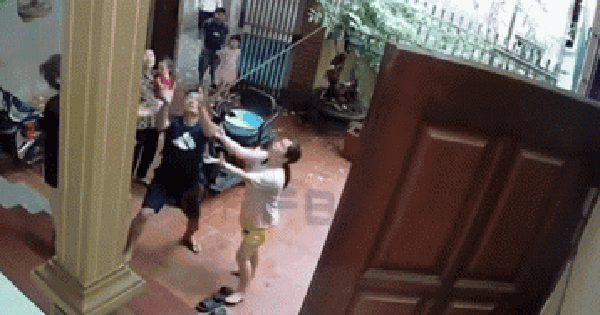 Bé trai rơi từ mái tôn, được hàng xóm đỡ kịp: Chú ruột kể lại tình huống nguy hiểm