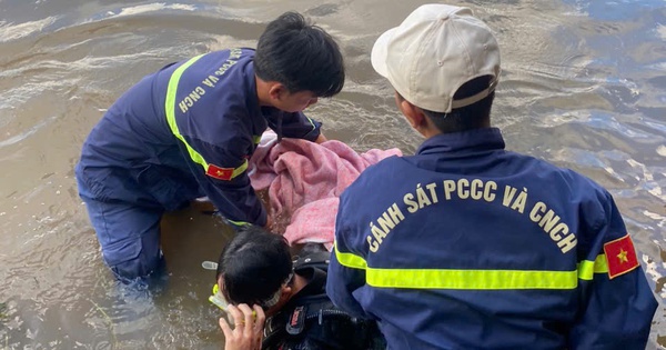 Xuống gầm cầu chơi, 2 bé gái chết đuối thương tâm